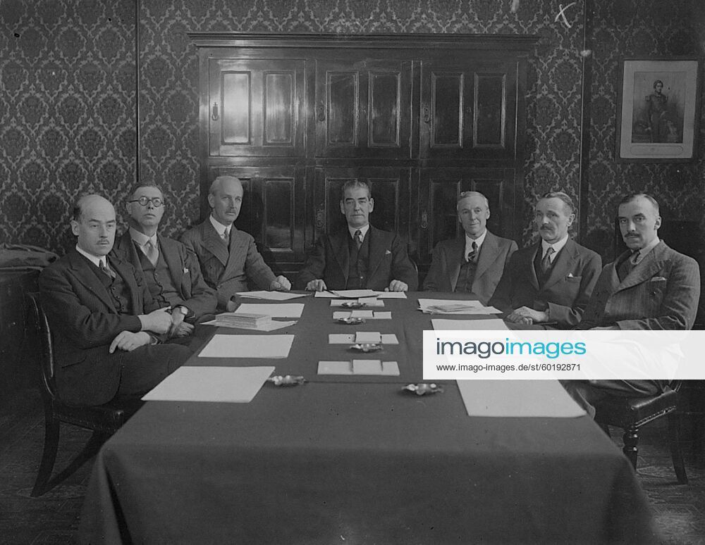 The Television Advisory Committee ( appointed only four days ago by Sir Kingsley Wood the Postmaster General ) held their first meeting at the General Post Office building in London to discuss the planning and early development of the television service - photo shows left to right Mr Noel Ashbridge of the BBC Mr O F Browne Sir Frank Smith Lord Selsdon the Chairman of the Committee Mr F W Phillips the Assistant Secretary of the GPO Colonel Angwin the Assistant Engineering Chief of the GPO and Mr V Roberts the Secretary of the Committee at their meeting at the GPO in London February 5th 1935, Fernsehen, Fernsehshow, Fernsehstar, Fernseher UnitedArchives00952620