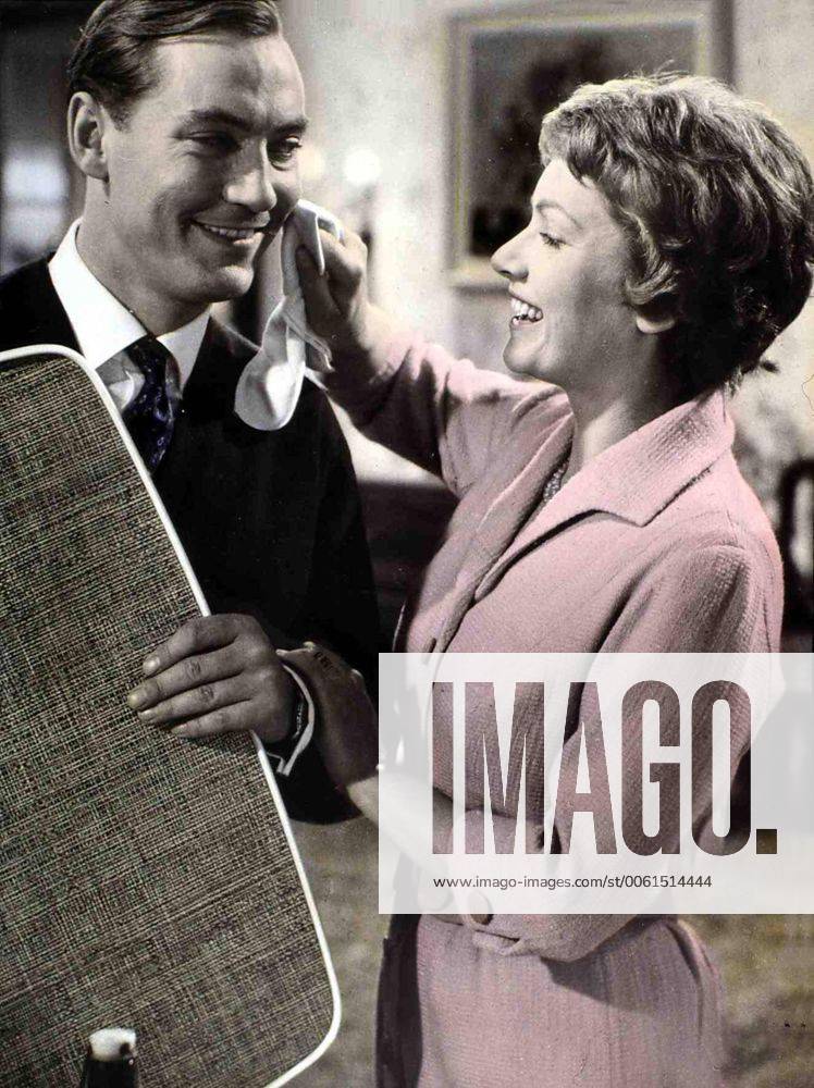Martin Benrath, Ruth Leuwerik Fanny (Ruth Leuwerik) versucht zuhaus nicht von Geschaeften zu reden, und ganz die gute Ehefrau fuer Axel (Martin Benrath) zu spielen. 1959 UnitedArchives01328144