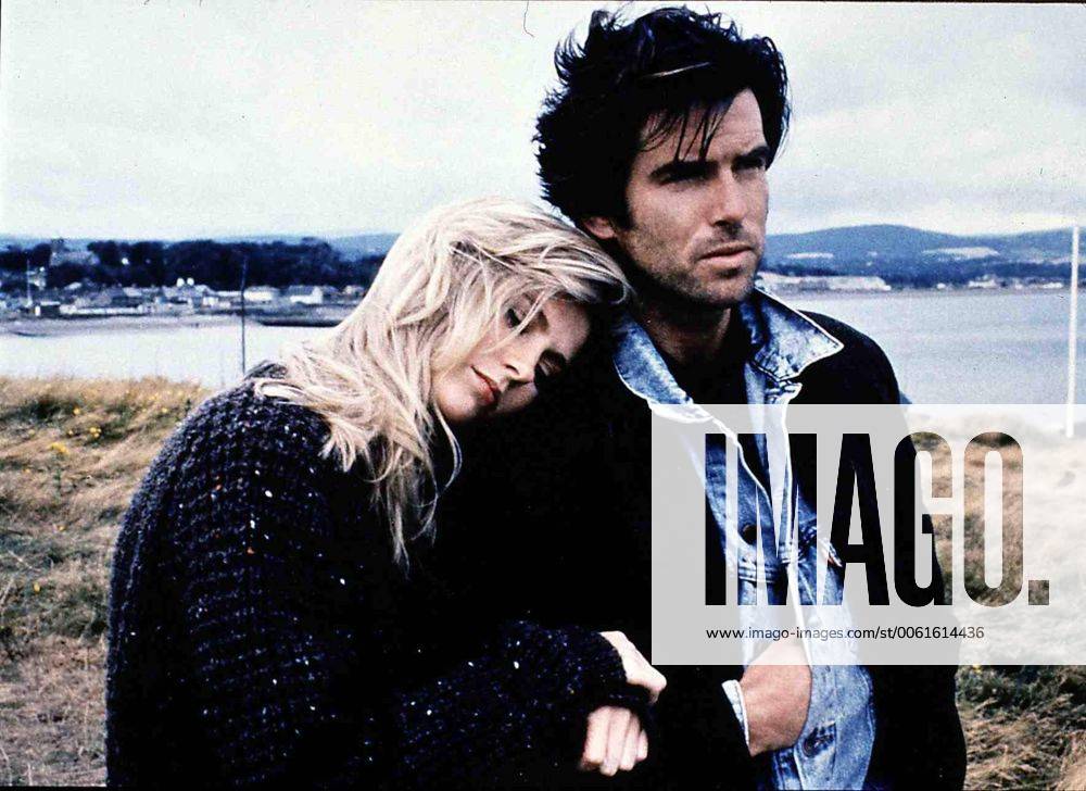 Alison Doody, Pierce Brosnan Als er bei einem Pubbesitzer die ueberfaelligen Raten kassieren will, lernt er die Bardame Charlotte (Alison Doody) kennen. 1988 UnitedArchives01366463