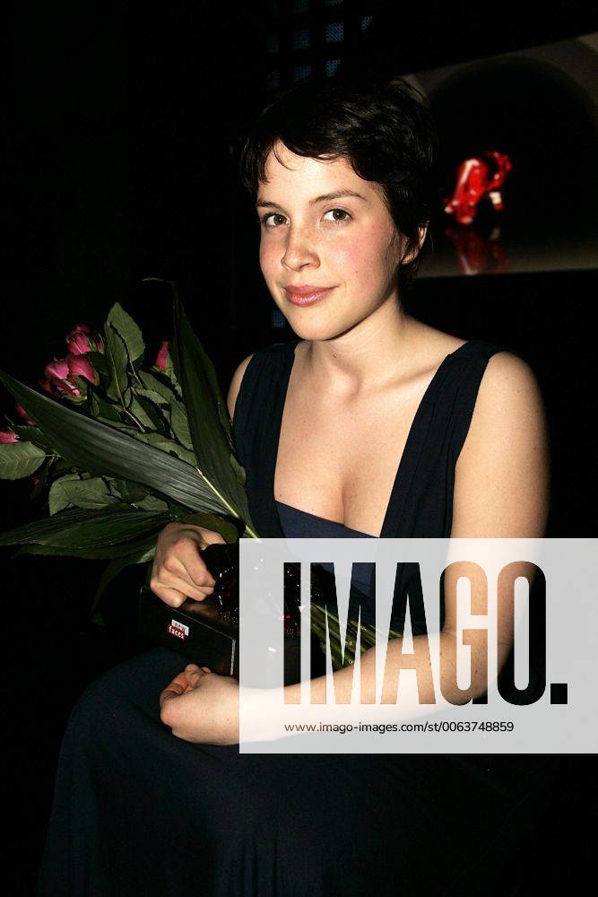 NEW FACES AWARD Verleihung - Berlin Paula Kalenberg, Preistraegerin, bei der Verleihung des NEW FACES AWARD im BCC am 11.05.2006 in Berlin.