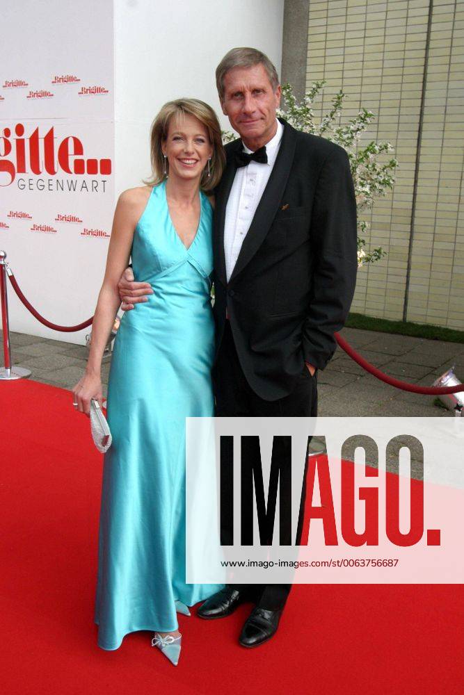 Ankunft Jubilaeumsfeier 50 JAHRE BRIGITTE Ulrich Wickert und Ehefrau Julia Jaekel bei der Ankunft zur Jubilaeumsfeier 50 JAHRE BRIGITTE im Moskau am 06.05.04 in Berlin.