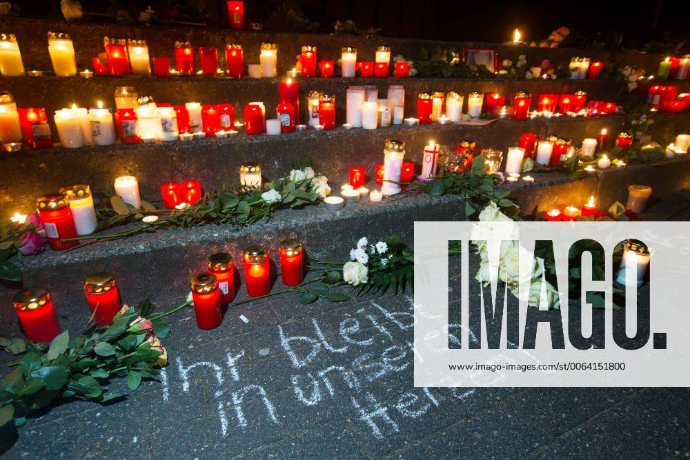Trauer um Opfer des Flugzeugabsturzes in Frankreich: Am Joseph-Koenig-Gymnasium in Haltern am See (Nordrhein-Westfalen) trauern am Dienstag (24.03.15) Mitschueler um die 16 Schueler und zwei Lehrerinnen des Gymnasiums, die bei dem Flugzeugabsturz in Suedfrankreich ums Leben gekommen sind. Vor dem Gymnasium haben sie Kerzen aufgestellt und Blumen niedergelegt. Der Oberstufenkurs des Joseph-Koenig-Gymnasiums war fuer einen Schueleraustausch in Spanien. Der abgestuerzte Airbus A320 der Lufthansa-Tochter Germanwings, der auf dem Weg von Barcelona nach Duesseldorf war, hatte nach Unternehmensangaben 144 Passagiere und sechs Crew-Mitglieder an Bord, darunter 67 Deutsche. (Siehe epd-Meldungen vom 24.03.15) Foto: epd-bild Friedrich Stark Trauer um Opfer des Flugzeugabsturzes an Gymnasium in Haltern epd