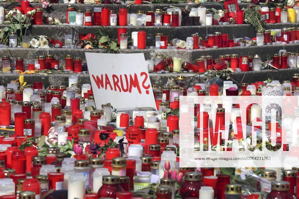 Ein Meer aus Kerzen und Blumen erinnert am Donnerstag (02.04.2015) vor dem Joseph-Koenig-Gymnasium in Haltern am See (Nordrhein-Westfalen) an die 16 Schueler und zwei Lehrerinnen des Gymnasiums, die bei dem Flugzeugabsturz am 24.03.2015 in Suedfrankreich ums Leben gekommen sind. Wie die Staatsanwaltschaft Marseille am Donnerstag mitteilte wurde jetzt auch die zweite Blackbox der abgestuerzten Germanwings-Maschine gefunden. Der abgestuerzte Airbus A320 der Lufthansa-Tochter Germanwings, der auf dem Weg von Barcelona nach Duesseldorf war, hatte nach Unternehmensangaben 144 Passagiere und sechs Crew-Mitglieder an Bord, darunter 67 Deutsche. Trauer um Opfer des Flugzeugabsturzes an Gymnasium in Haltern