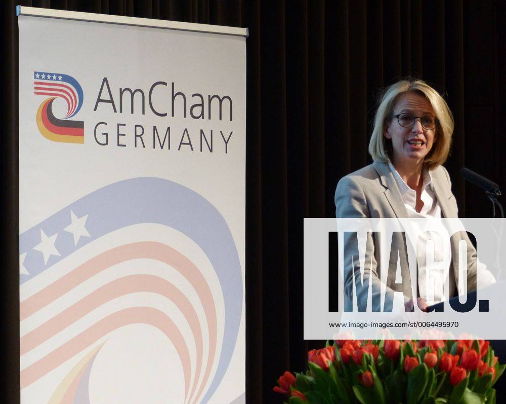 Berlin: Julia JÄKEL, 43, ist seit April 2013 die Vorstandsvorsitzende von Gruner+Jahr AG & Co KG; das Foto zeigt die Managerin auf der 112. Jahresversammlung der American Chamber of Commerce, kurz AmCham, in Berlin, wo sie eine keynote speech hielt; CEO Gruner+Jahr