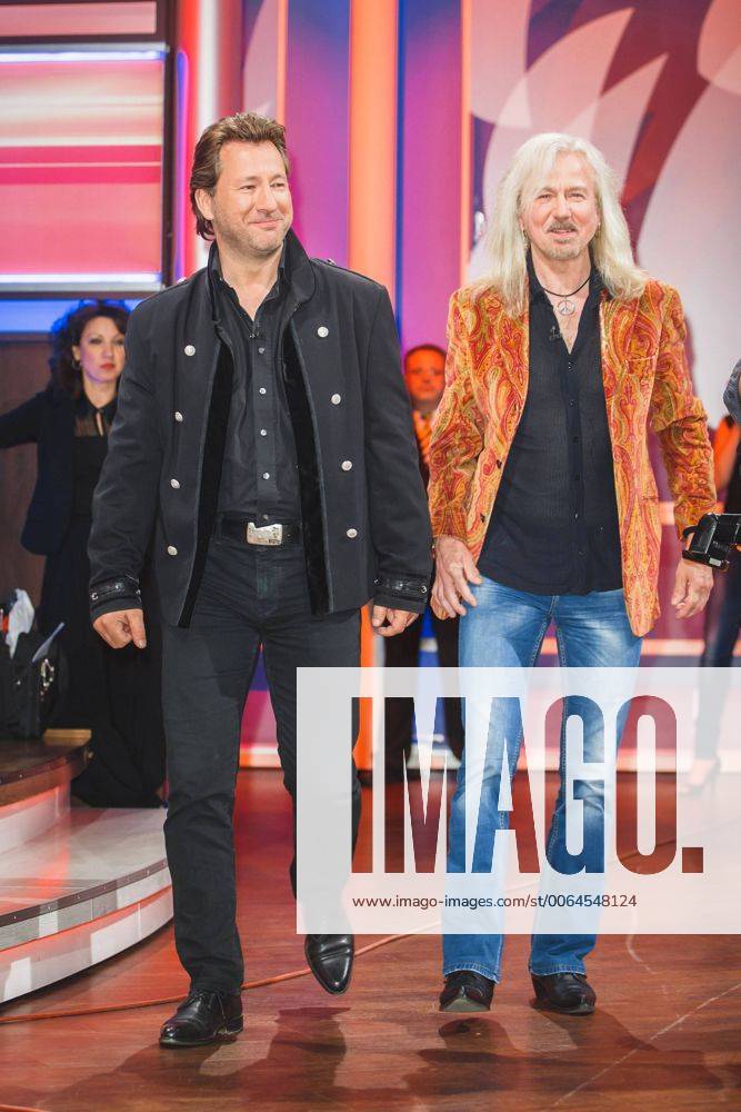 MDR - Riverboat. Gitarrist Bernd Römer rechts und Sänger Claudius Dreilich ( Karat ) anläßlich der MDR - Talkshow Riverboat am 15.05.2015 im Studio 3 der Mediacity Leipzig.