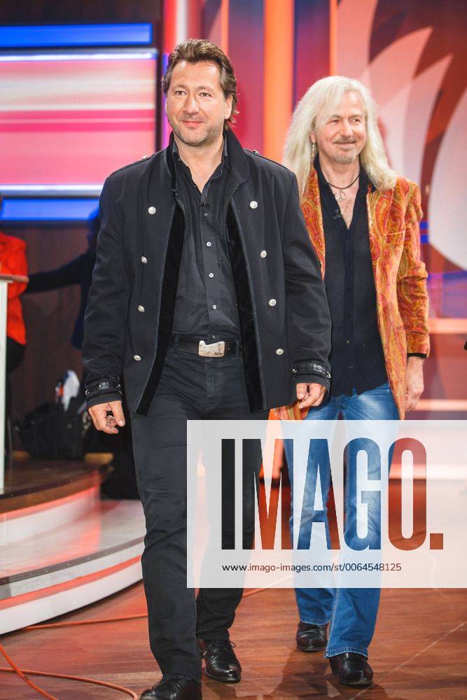 MDR - Riverboat. Gitarrist Bernd Römer rechts und Sänger Claudius Dreilich ( Karat ) anläßlich der MDR - Talkshow Riverboat am 15.05.2015 im Studio 3 der Mediacity Leipzig.