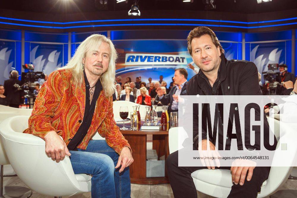 MDR - Riverboat. Gitarrist Bernd Römer links und Sänger Claudius Dreilich ( Karat ) anläßlich der MDR - Talkshow Riverboat am 15.05.2015 im Studio 3 der Mediacity Leipzig.