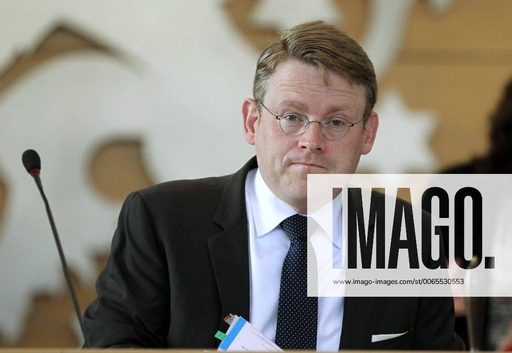 Sonderplenum Thüringer Landtag 24.08.15 , Erfurt, Thüringer Landtag, Plenarsaal, 6.Wahlperiode, Sonderplenum zur Asypolitik im Bild: Landtagspräsident Christian Carius (CDU)