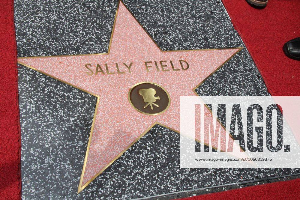 Sally Field, 75. Geburtstag am 6. November May 5, 2014 - Hollywood, California, U.S. - I15679CHW.Sally Field Honored With Star On The Hollywood Walk Of Fame.6767 Hollywood Blvd, Hollywood, CA.05 05 2014.SALLY FIELD S STAR .Â - ZUMAw87