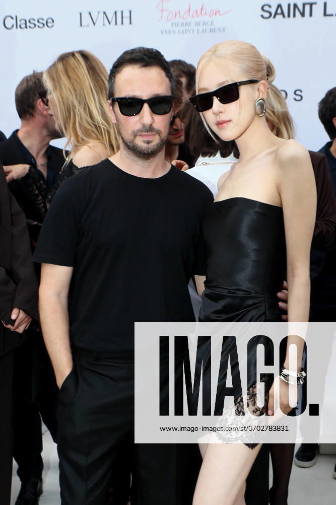 Semi Exclusive 35eme Ã dition des TrophÃ es ANDAM dans les jardins du Palais Royal Ã Paris Semi Exclusive Anthony Vaccarello, RosÃ groupe BLACKPINK 35eme Ã dition des TrophÃ es ANDAM dans les jardins du Palais Royal Ã Paris, France, le 27 juin 2024 Christophe Clovis Bestimage Semi Exclusive 35th ANDAM Awards in the gardens of the Palais Royal in Paris on june 27 2024 Paris France