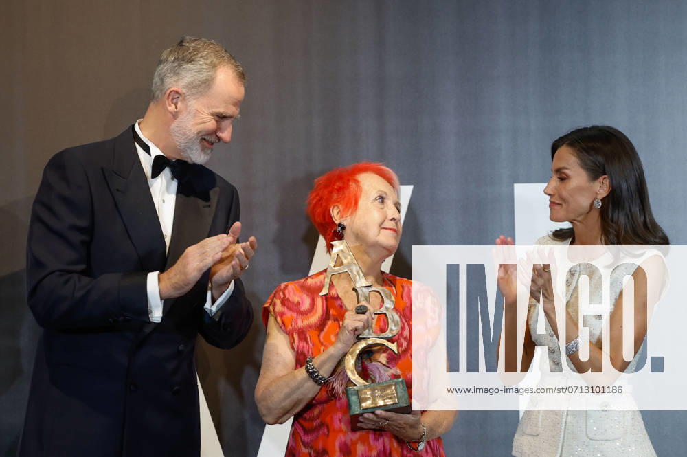 Spain s King Felipe VI (L) and Queen Letizia (R) hand over the Luca de Tena Award to journalist and writer Rosa María Calaf (C) as part of the 104th edition of the ABC Journalism Mariano de Cavia , Luca de Tena and Mingote Awards, in Madrid, Spain, 18 July 2024. 104th edition of the ABC Journalism Mariano de Cavia , Luca de Tena and Mingote Awards in Madrid !ACHTUNG: NUR REDAKTIONELLE NUTZUNG!