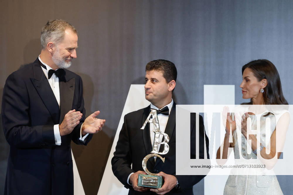 Spain s King Felipe VI (L) and Queen Letizia (R) hand over the Mingote Award to Palestinian photojournalist Said Khatib (C) as part of the 104th edition of the ABC Journalism Mariano de Cavia , Luca de Tena and Mingote Awards, in Madrid, Spain, 18 July 2024. 104th edition of the ABC Journalism Mariano de Cavia , Luca de Tena and Mingote Awards in Madrid !ACHTUNG: NUR REDAKTIONELLE NUTZUNG!