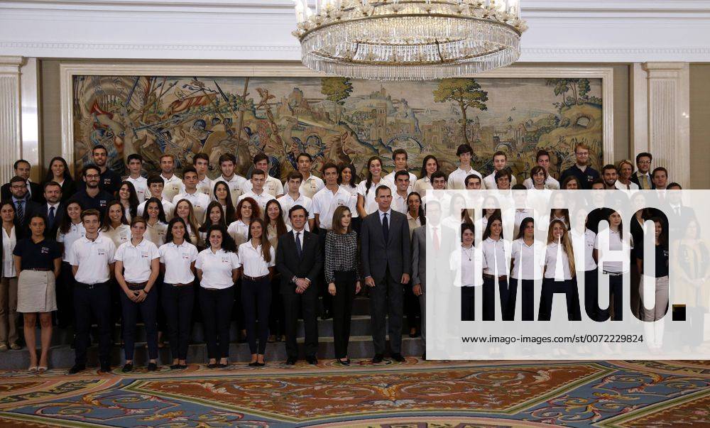 Spain s King Felipe VI (C-R) and Queen Letizia (C-L) pose for a group photo with the students taking part in the XI edition of the European Scholarships program organized by the Francisco de Vitoria University during a royal audience at the Royal Palace in Madrid, Spain, 15 July 2016. Spanish royal couple activities !ACHTUNG: NUR REDAKTIONELLE NUTZUNG! GRA073 20160715-636041842921692761
