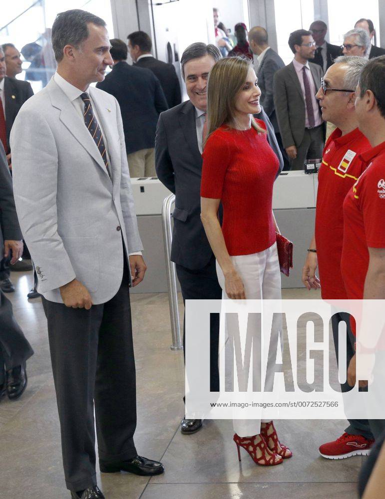 Spain s King Felipe VI (L) and Queen Letizia (C) bid farewell to Spain s Olympic team members at the Barajas airport prior their departure to Brazil, in Madrid, Spain, 29 July 2016. Rio 2016 Olympics Games will be celebrated from 05 to 21 August. POOL Spanish royal couple bids farewell to Spain s olympic team !ACHTUNG: NUR REDAKTIONELLE NUTZUNG! GRA128 20160729-636053971247816715