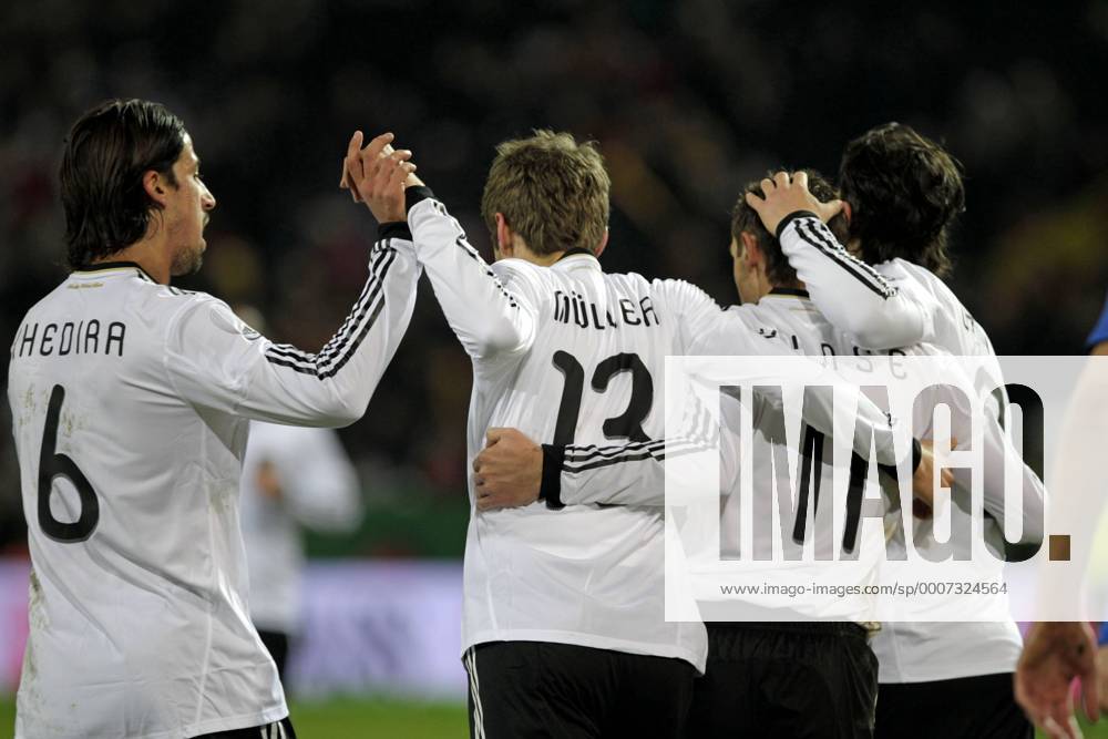 Fußball-Nationalmannschaft Freundschaftsspiel Deutschland (weiß)-Italien (blau) 1-1 am 09.02.2011 im Signal-Iduna Park in Dortmund.Sami Khedira,Thomas Müller,Miroslav Klose und Mesut Özil (v.li.n.re. Alle GER) nach dem Treffer zum 1-0 durch Klose.