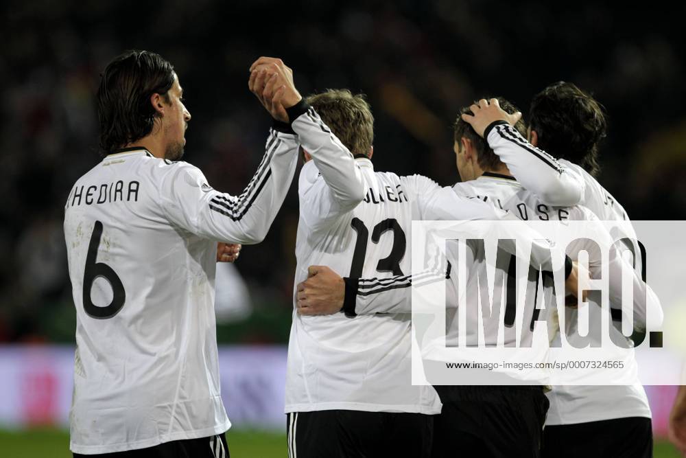 Fußball-Nationalmannschaft Freundschaftsspiel Deutschland (weiß)-Italien (blau) 1-1 am 09.02.2011 im Signal-Iduna Park in Dortmund.Sami Khedira,Thomas Müller,Miroslav Klose und Mesut Özil (v.li.n.re. Alle GER) nach dem Treffer zum 1-0 durch Klose.