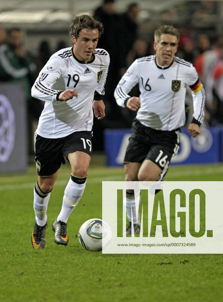 Fußball-Nationalmannschaft Freundschaftsspiel Deutschland (weiß)-Italien (blau) 1-1 am 09.02.2011 im Signal-Iduna Park in Dortmund.Mario Götze vor Philipp Lahm -GER .