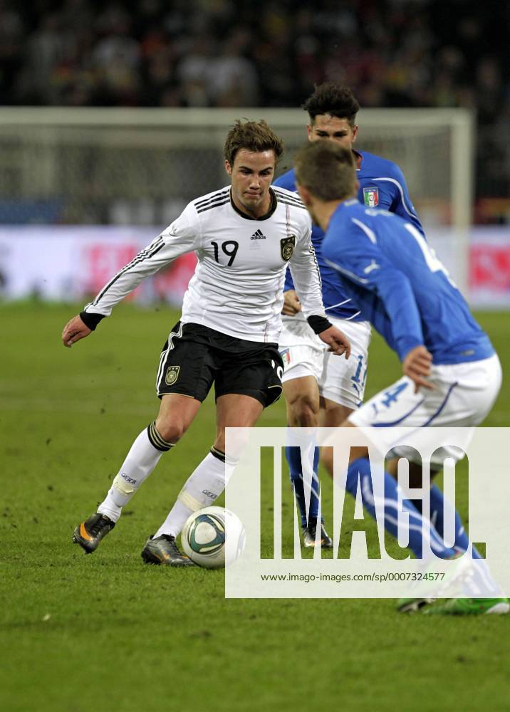 Fußball-Nationalmannschaft Freundschaftsspiel Deutschland (weiß)-Italien (blau) 1-1 am 09.02.2011 im Signal-Iduna Park in Dortmund.Mario Götze -GER .