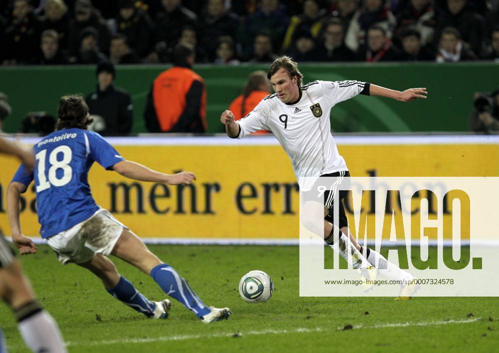 Fußball-Nationalmannschaft Freundschaftsspiel Deutschland (weiß)-Italien (blau) 1-1 am 09.02.2011 im Signal-Iduna Park in Dortmund. Kevin Großkreutz.(R)