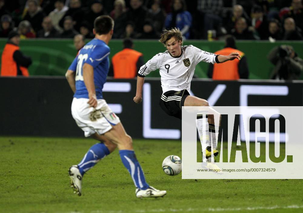Fußball-Nationalmannschaft Freundschaftsspiel Deutschland (weiß)-Italien (blau) 1-1 am 09.02.2011 im Signal-Iduna Park in Dortmund. Kevin Großkreutz. (R)