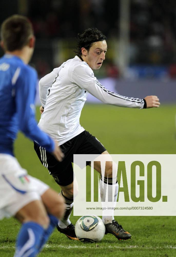 Fußball-Nationalmannschaft Freundschaftsspiel Deutschland (weiß)-Italien (blau) 1-1 am 09.02.2011 im Signal-Iduna Park in Dortmund.Mesut Özil.
