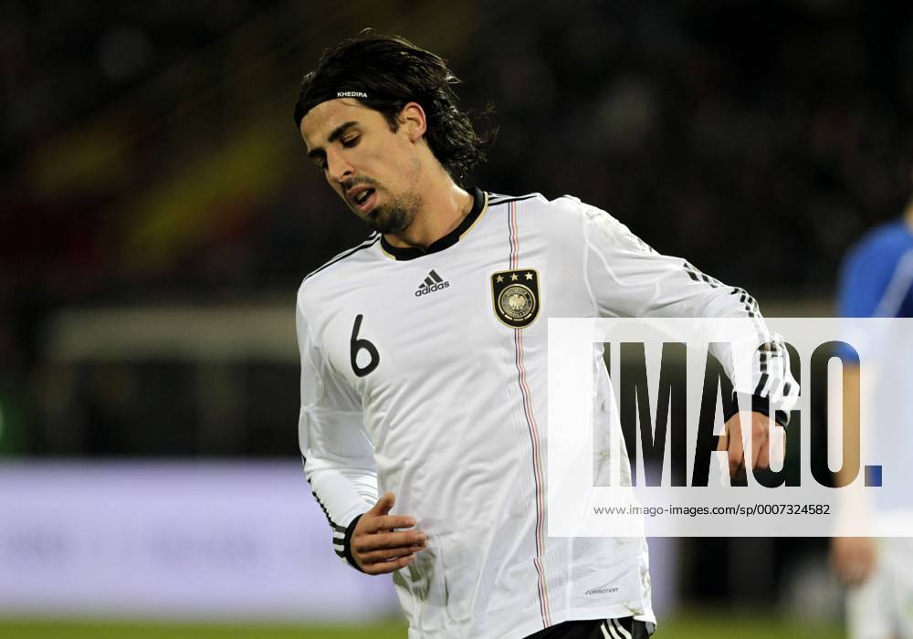 Fußball-Nationalmannschaft Freundschaftsspiel Deutschland (weiß)-Italien (blau) 1-1 am 09.02.2011 im Signal-Iduna Park in Dortmund.Sami Khedira.