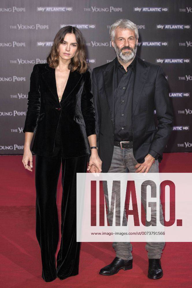 Kasia Smutniak und Domenico Procacci bei der Premiere der TV-Serie The Young Pope Der junge Papst im Space Cinema Moderno. Rom, 09.10.2016 Foto:xDaziramx xFuturexImage