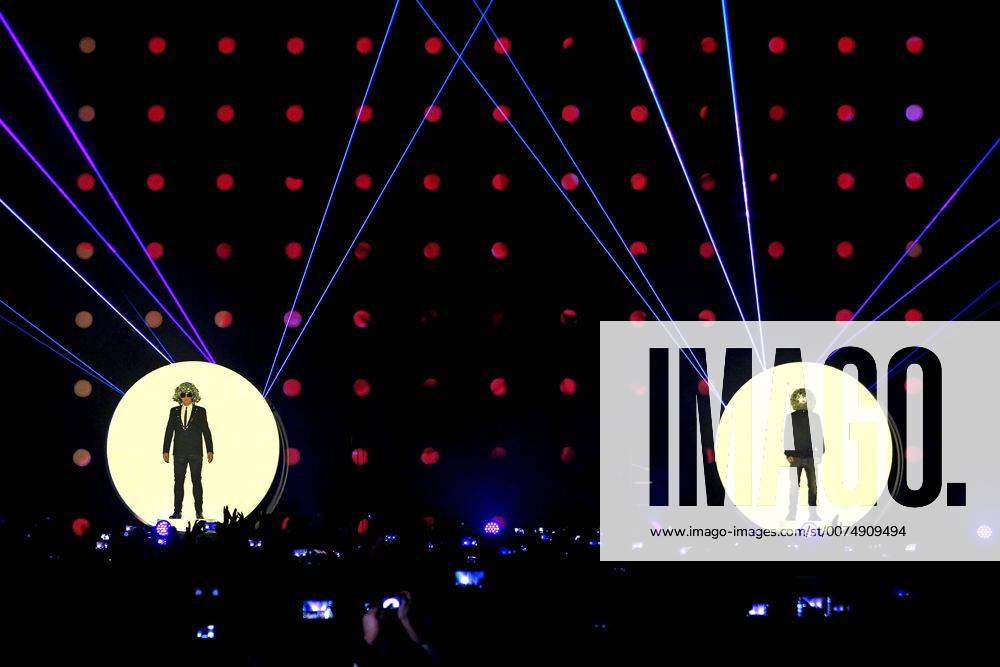 Pet Shop Boys. Sänger Neil Tennant links und Keyboarder Chris Lowe ( Pet Shop Boys ) während Auftaktkonzertes ihrer SUPER European Tour am 26.11.2016 vor 7.500 Fans in der Arena Leipzig.