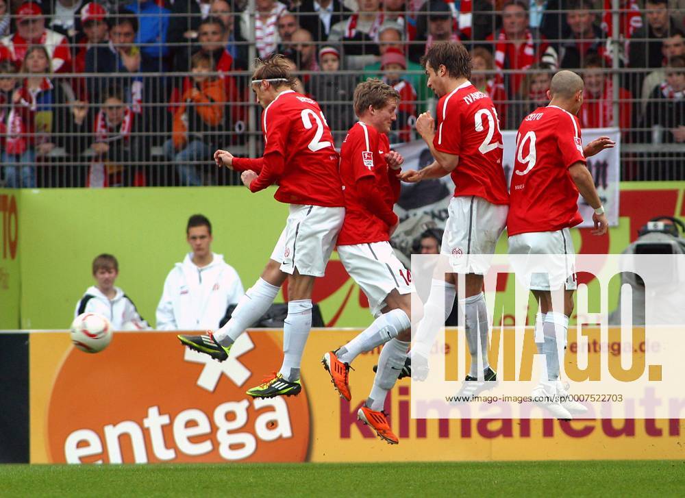 Fussball-Bundesliga 13.3.2011 1. FSV Mainz 05 - Bayer Leverkusen 0:1 Fliegende Mainzer, die Freistossmauer v.li: Marcel Risse, Andre Schürrle, Andreas Ivanschitz und Elkin Soto. Fussball - Bundesliga
