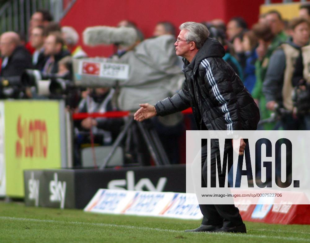 Fussball-Bundesliga 13.3.2011 1. FSV Mainz 05 - Bayer Leverkusen 0:1 Leverkusens Trainer Jupp Heynckes treibt seine Mannschaft an. Fussball - Bundesliga