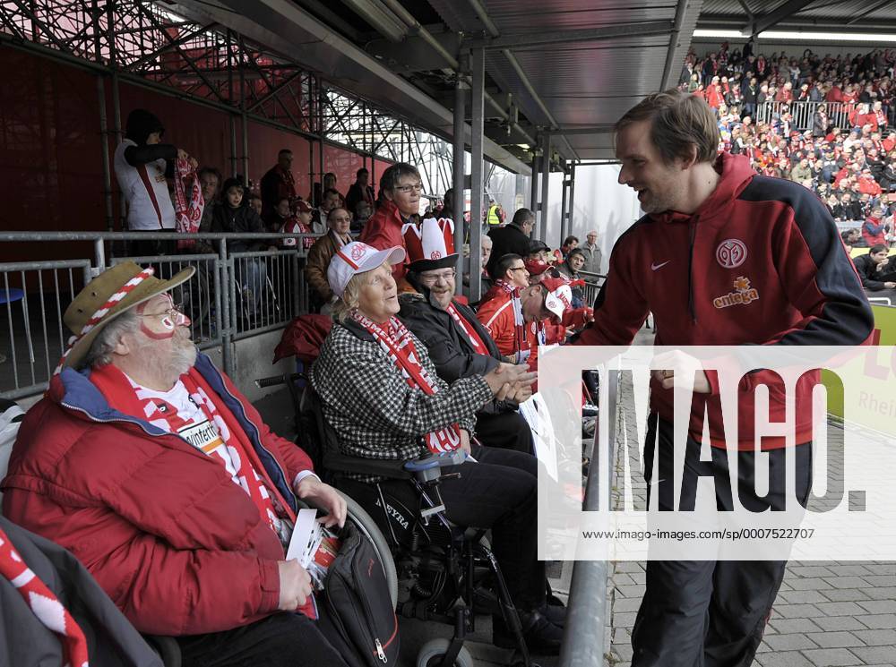 Fussball-Bundesliga 13.3.2011 1. FSV Mainz 05 - Bayer Leverkusen 0:1 Vor Spielbeginn begrüsst der Mainzer Trainer Thomas Tuchel traditionell die Rollstuhlfahrer. Fussball - Bundesliga
