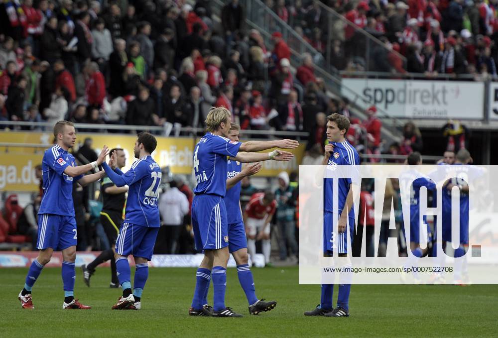 Fussball-Bundesliga 13.3.2011 1. FSV Mainz 05 - Bayer Leverkusen 0:1 Kollektiver Jubel nach dem Schlusspfiff, die Leverkusener freuen sich über einen glücklichen Sieg, u.a. mit Stefan Reinartz (R) . Fussball - Bundesliga