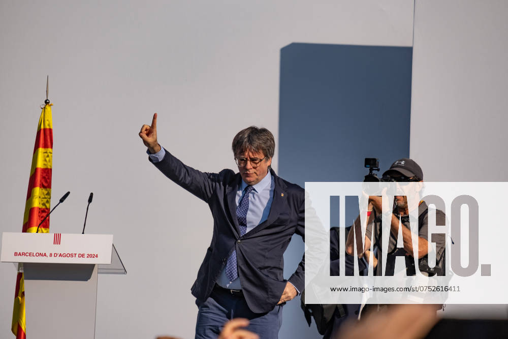 Former President of the Generalitat of Catalonia Carles Puigdemont seen on stage defying the arrest warrant issued by the Spanish justice system. Just a few hours before the start of the parliamentary investiture session of the leader of the Catalan Socialist Party, Salvador Illa, and after calling his followers together in defiance of the arrest warrant issued by the Spanish justice system, the former president of the Generalitat of Catalonia, Carles Puigdemont, has appeared in Barcelona, ??giving a speech to his supporters from the stage under the Arc de Triomf monument. Barcelona Spain - ZUMAs197 20240808_aaa_s197_069