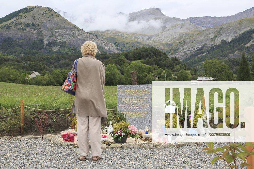 Gedenkstätte bei Le Vernet am Fuß des Bergmassivs Les Trois EvÃªches in den französischen Alpen, in dem am 24. März 2015 der Airbus A320 Flug 4U 9525 der Germanwings abstürzte, Alpes-de-Haute-Provence, Frankreich
