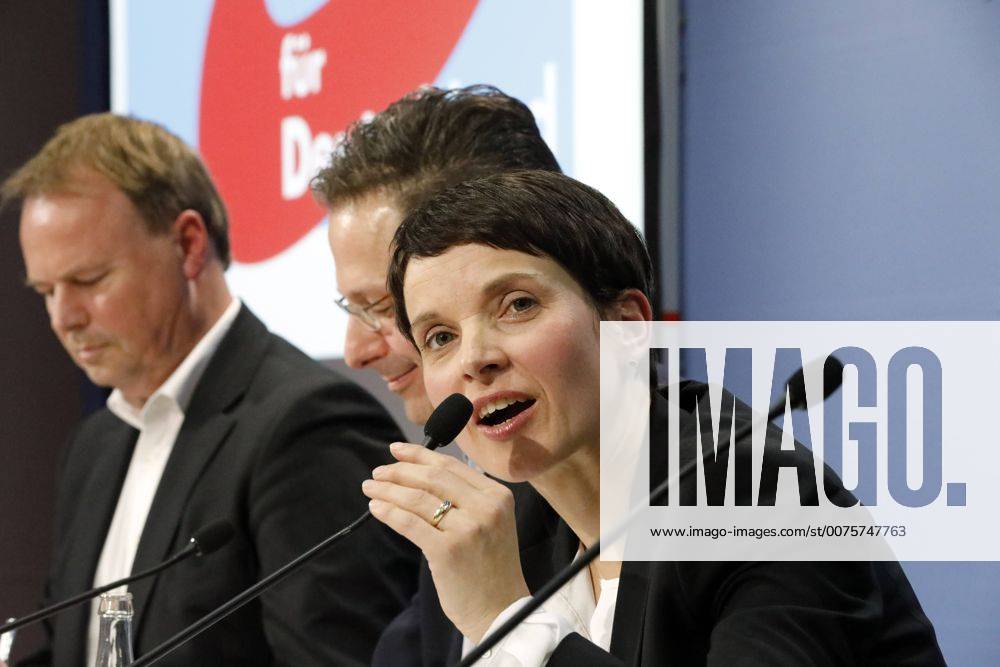 Pressekonferenz der AfD-Vorsitzenden Frauke Petry mit ihrem Freund, Parteikollege Marcus Pretzell, am Freitag (16.12.2016) in Berlin . Petry wird von zwei Sicherheitsbeamten des sächsischen LKA s begleitet .
