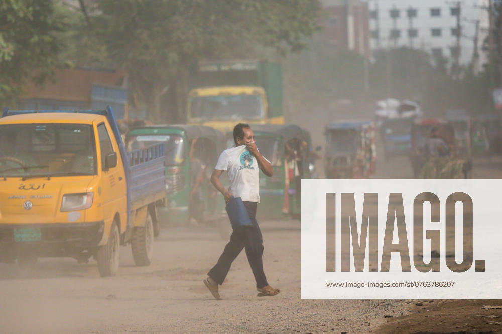 Air pollution in Dhaka A man is crossing a dusty road in Dhaka, Bangladesh, on 19 september, 2024. Dhaka Dhaka Bangladesh