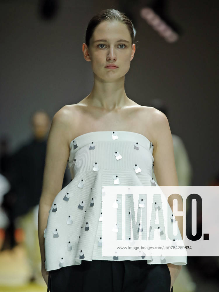PFW - CFCL Runway A model walks the runway during the CFCL Womenswear Spring-Summer 2025 show as part of Paris Fashion Week on September 23, 2024 in Paris, France. Photo by Alain-Gil Gonzalez ABACAPRESS.COM Paris France