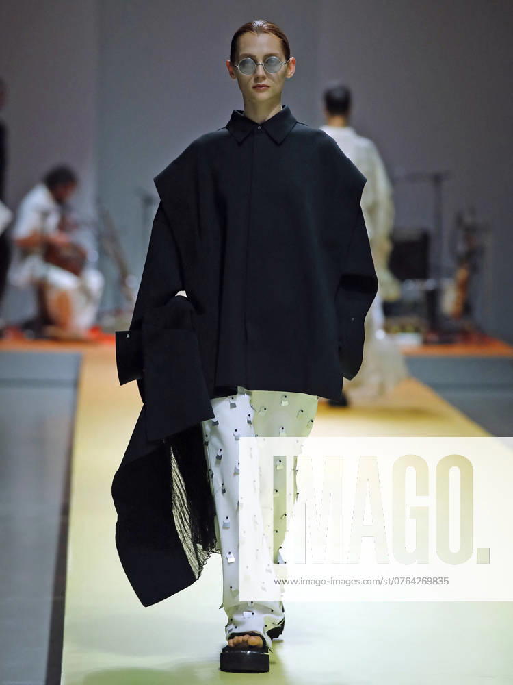 PFW - CFCL Runway A model walks the runway during the CFCL Womenswear Spring-Summer 2025 show as part of Paris Fashion Week on September 23, 2024 in Paris, France. Photo by Alain-Gil Gonzalez ABACAPRESS.COM Paris France