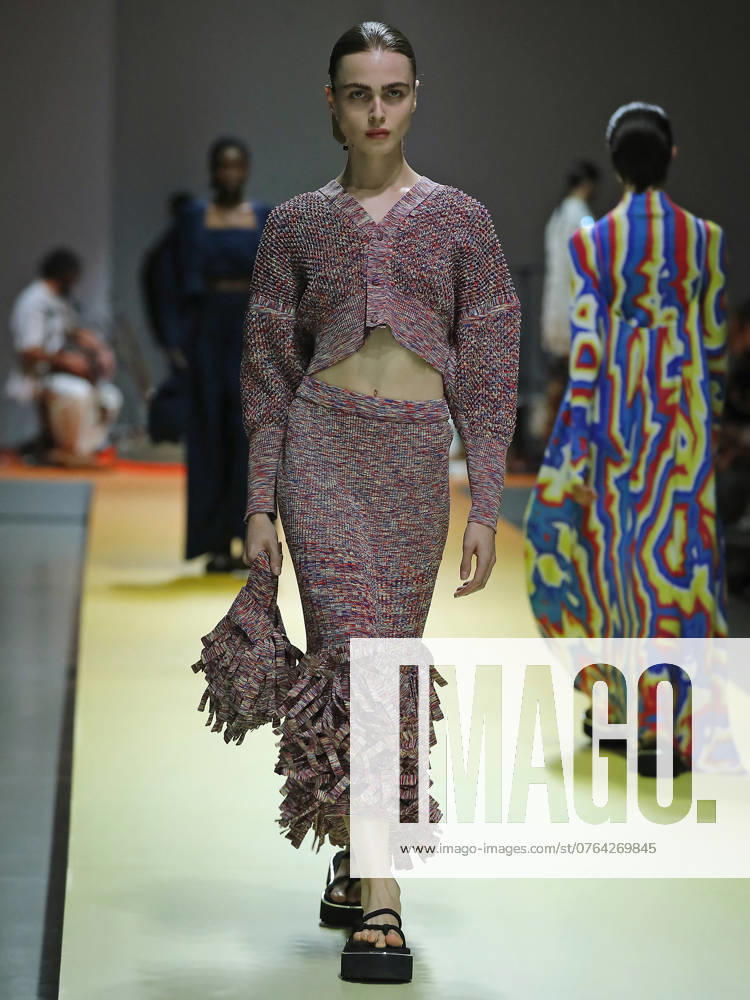 PFW - CFCL Runway A model walks the runway during the CFCL Womenswear Spring-Summer 2025 show as part of Paris Fashion Week on September 23, 2024 in Paris, France. Photo by Alain-Gil Gonzalez ABACAPRESS.COM Paris France
