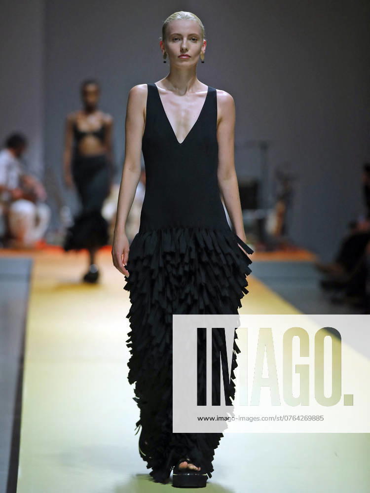 PFW - CFCL Runway A model walks the runway during the CFCL Womenswear Spring-Summer 2025 show as part of Paris Fashion Week on September 23, 2024 in Paris, France. Photo by Alain-Gil Gonzalez ABACAPRESS.COM Paris France