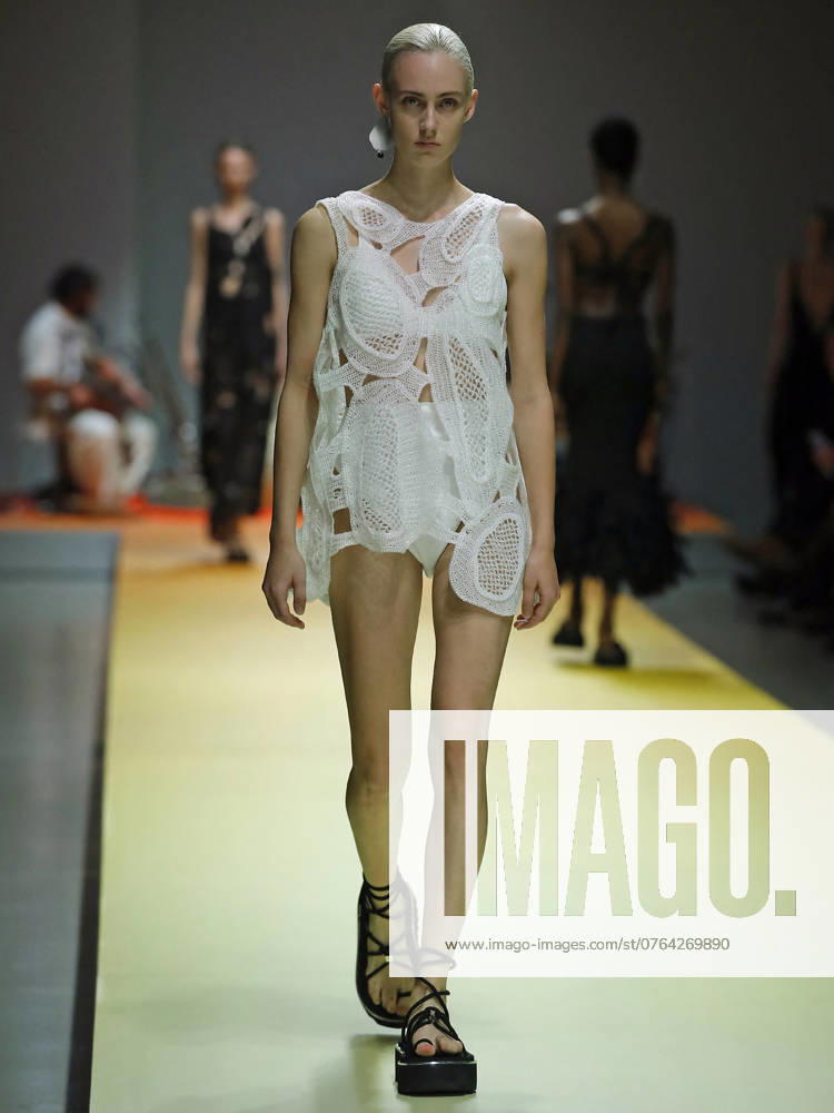 PFW - CFCL Runway A model walks the runway during the CFCL Womenswear Spring-Summer 2025 show as part of Paris Fashion Week on September 23, 2024 in Paris, France. Photo by Alain-Gil Gonzalez ABACAPRESS.COM Paris France