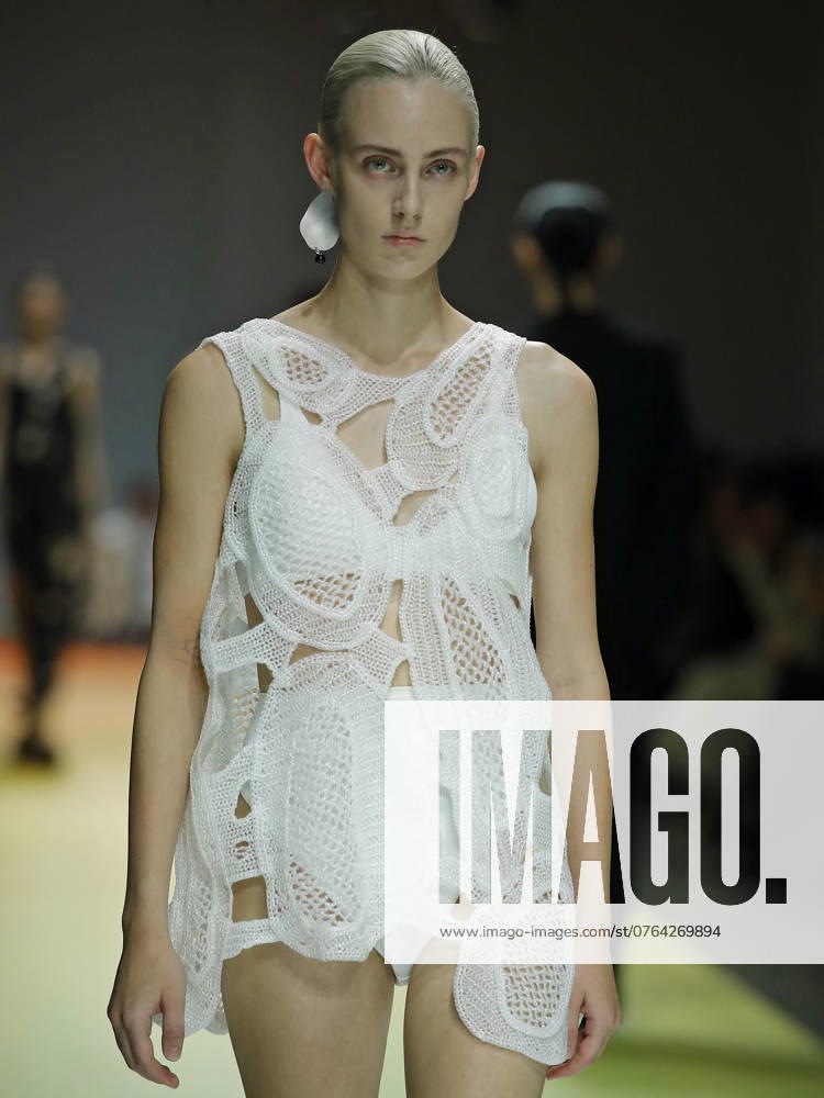 PFW - CFCL Runway A model walks the runway during the CFCL Womenswear Spring-Summer 2025 show as part of Paris Fashion Week on September 23, 2024 in Paris, France. Photo by Alain-Gil Gonzalez ABACAPRESS.COM Paris France