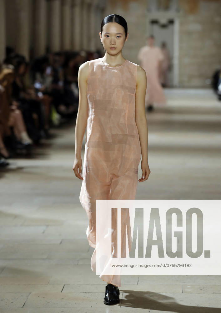 PFW - Akris Runway A model walks the runway during the Akris show during Paris Fashion Week Womenswear Spring-Summer 2025 on September 29, 2024 in Paris, France Photo by Alain Gil-Gonzalez ABACAPRESS.COM Paris France