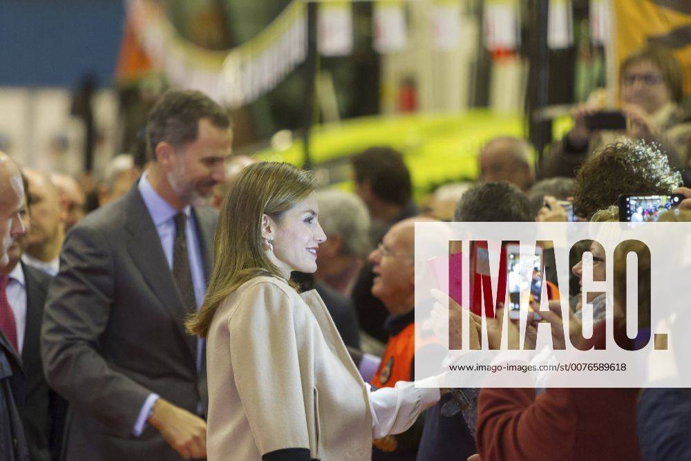 Spain s King Felipe VI (L) and Queen Letizia (C) greet the crowd during the opening of the 29th edition of Agroexpo Fair in Don Benito, Extremadura, eastern Spain, 25 January 2017. SPANISH ROYAL COUPLE OPENS THE 29TH EDITION OF AGROEXPO FAIR !ACHTUNG: NUR REDAKTIONELLE NUTZUNG! GRA230 20170125-636209551219443346