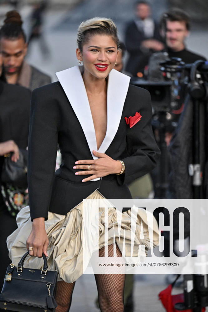 PFW Louis Vuitton Outside Arrivals Zendaya arriving at Louis Vuitton show during Paris Fashion Week in Paris, France on October 1, 2024. Photo by Julien Reynaud APS-Medias ABACAPRESS.COM Paris France