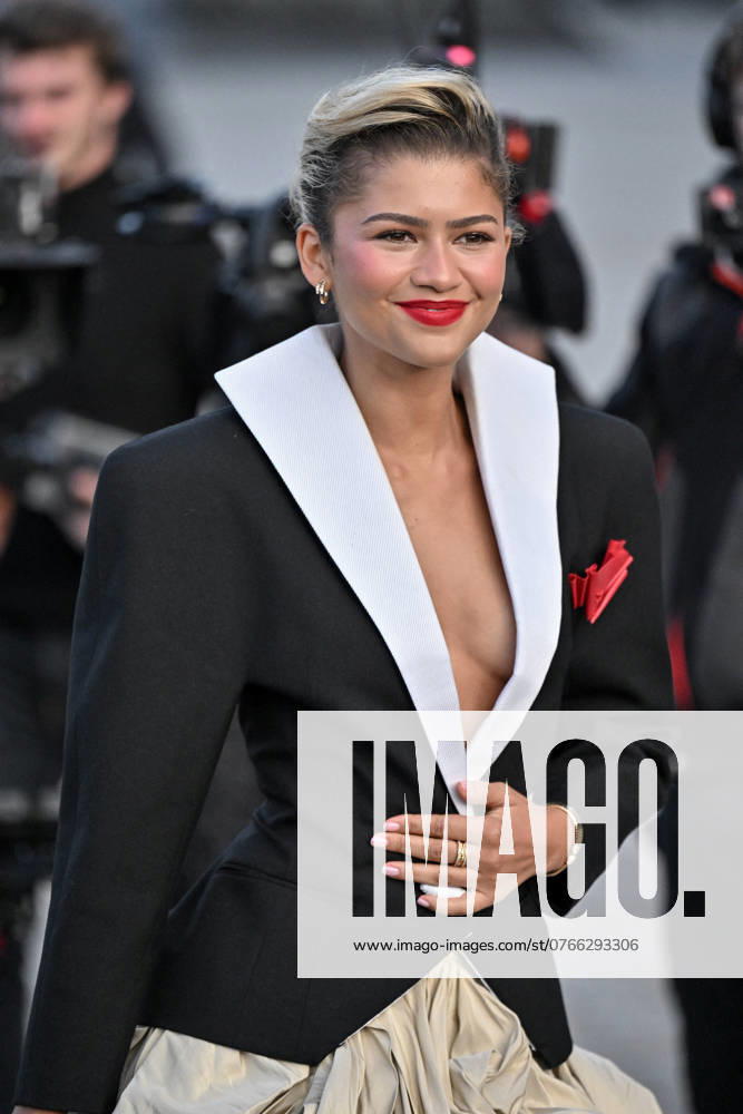 PFW Louis Vuitton Outside Arrivals Zendaya arriving at Louis Vuitton show during Paris Fashion Week in Paris, France on October 1, 2024. Photo by Julien Reynaud APS-Medias ABACAPRESS.COM Paris France