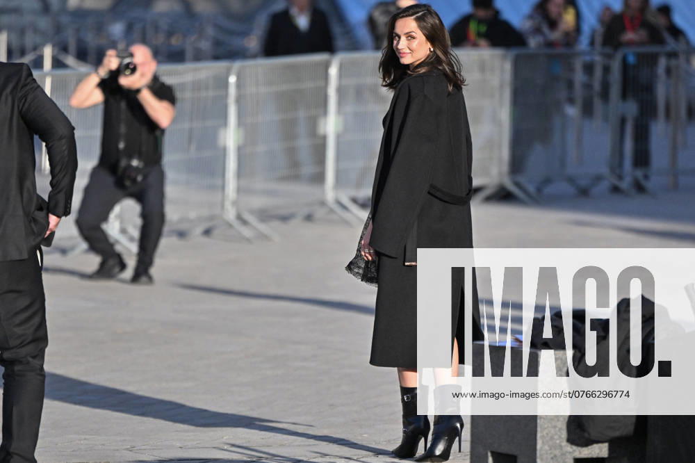 PFW Louis Vuitton Outside Arrivals Ana de Armas arriving at Louis Vuitton show during Paris Fashion Week in Paris, France on October 1, 2024. Photo by Julien Reynaud APS-Medias ABACAPRESS.COM Paris France
