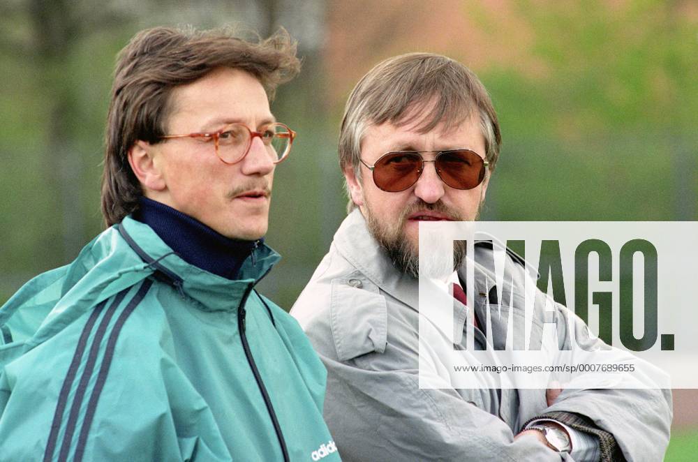 Trainer Michael Krüger (li.) und Manager Hans Dieter Schmidt (Beide Hannover) beim Training am 04.04.1990. o0 Funktionär, 2. BL, Saison 1989 1990, Aufmacher,