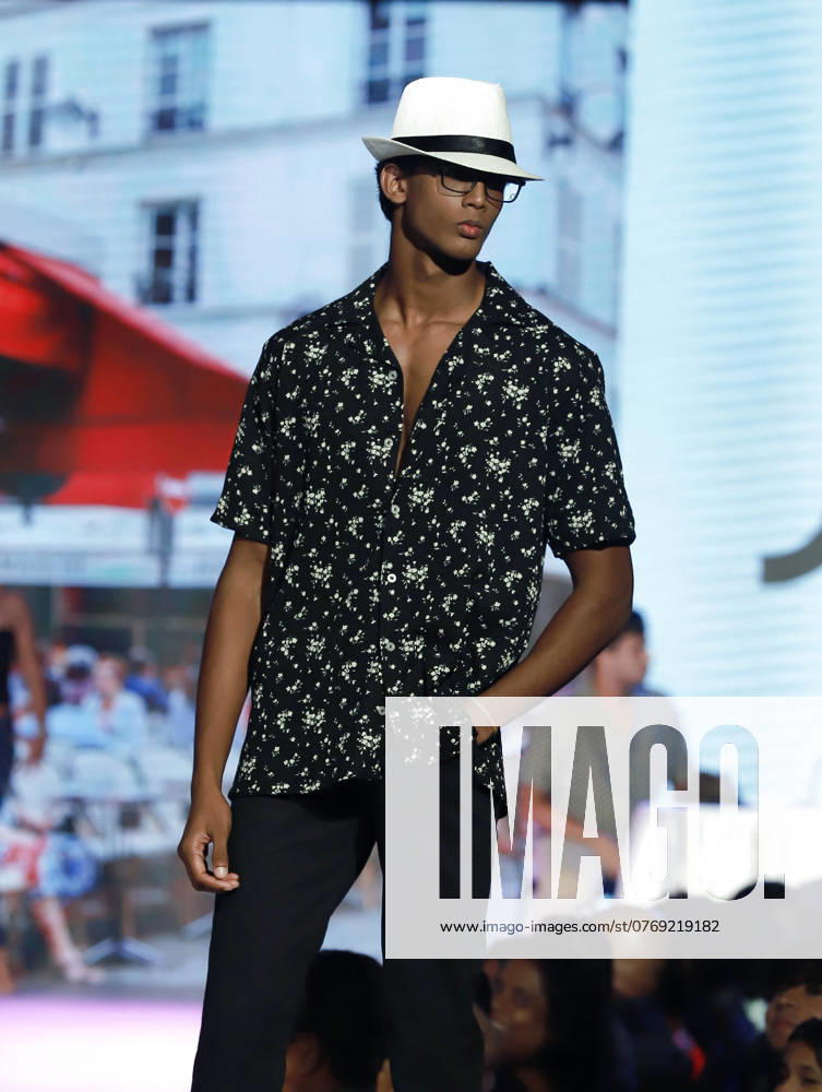 (241012) -- COLOMBO, Oct. 12, 2024 -- A model presents a creation during the Youth Fashion Show in Colombo, Sri Lanka, on Oct. 11, 2024. (Photo by Xinhua) SRI LANKA-COLOMBO-YOUTH FASHION SHOW AjithxPerera
