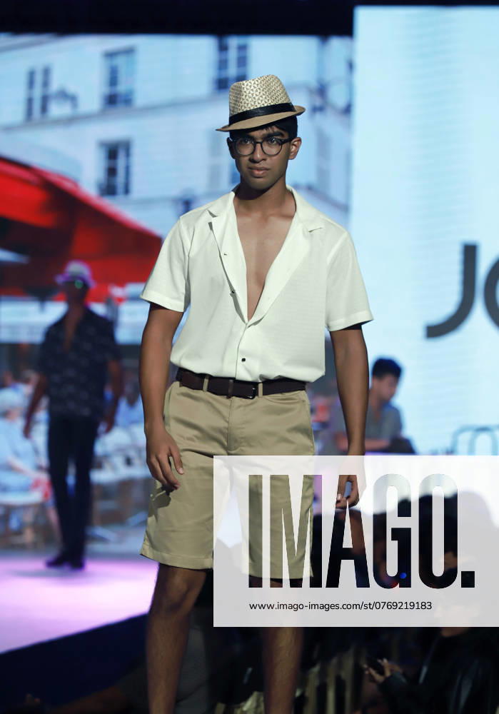 (241012) -- COLOMBO, Oct. 12, 2024 -- A model presents a creation during the Youth Fashion Show in Colombo, Sri Lanka, on Oct. 11, 2024. (Photo by Xinhua) SRI LANKA-COLOMBO-YOUTH FASHION SHOW AjithxPerera